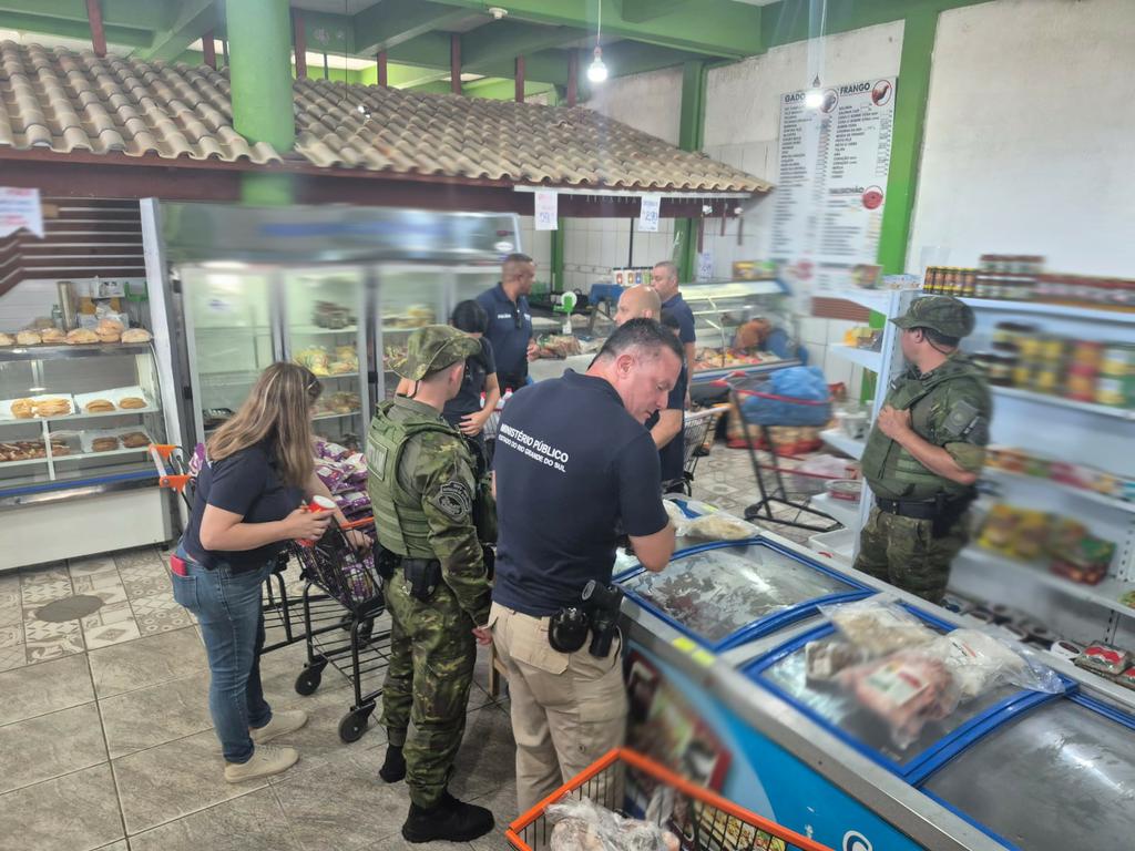 Força-Tarefa do Programa Segurança dos Alimentos interdita restaurante e apreende quase duas toneladas de alimentos impróprios em Tramandaí e Imbé