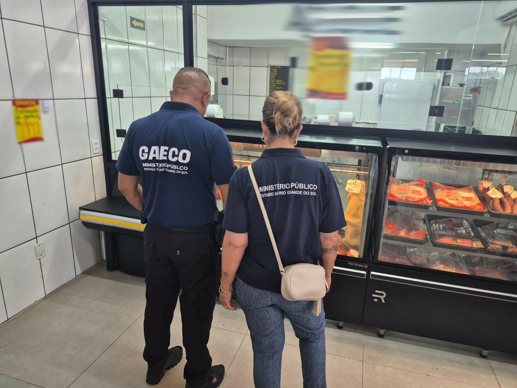 Força-Tarefa do Programa Segurança dos Alimentos fiscaliza estabelecimentos em Torres e apreende 350 quilos de produtos impróprios