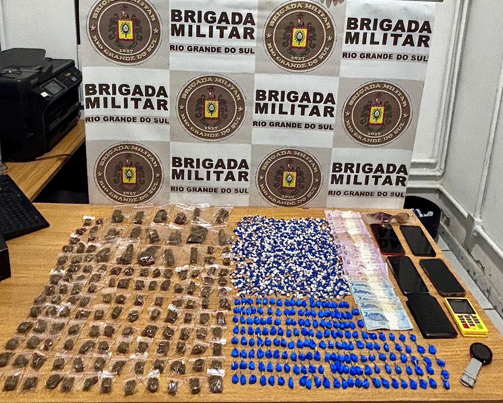 Brigada Militar intercepta veículo e apreende 1.194 porções de drogas em Balneário Pinhal