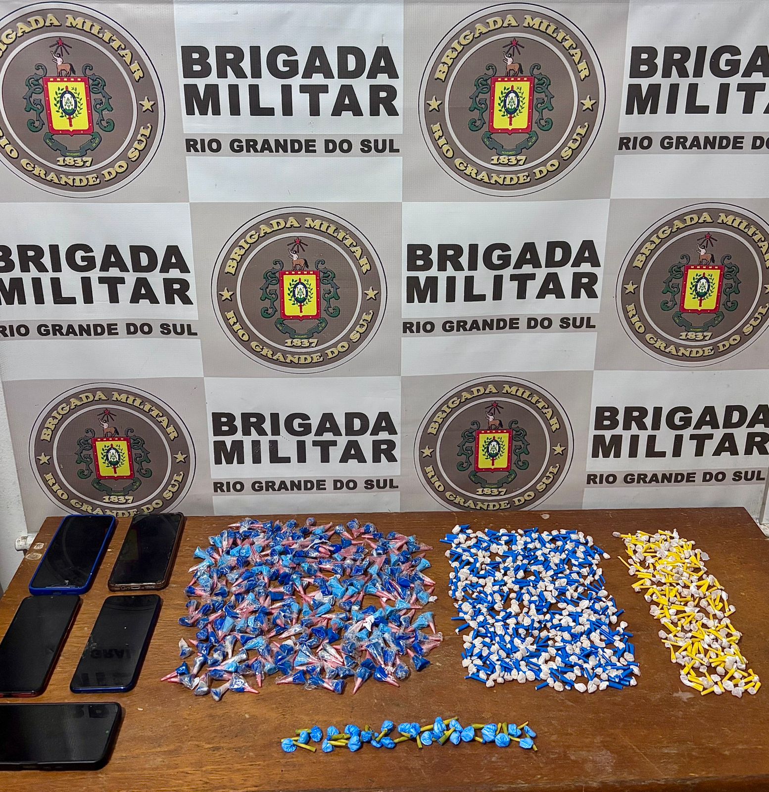 Um homem e duas mulheres são presos por tráfico em Balneário Pinhal