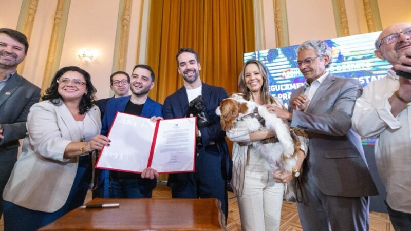 Eduardo Leite e Gabriel Souza sancionam criação do primeiro fundo estadual de bem-estar de animais domésticos do Brasil
