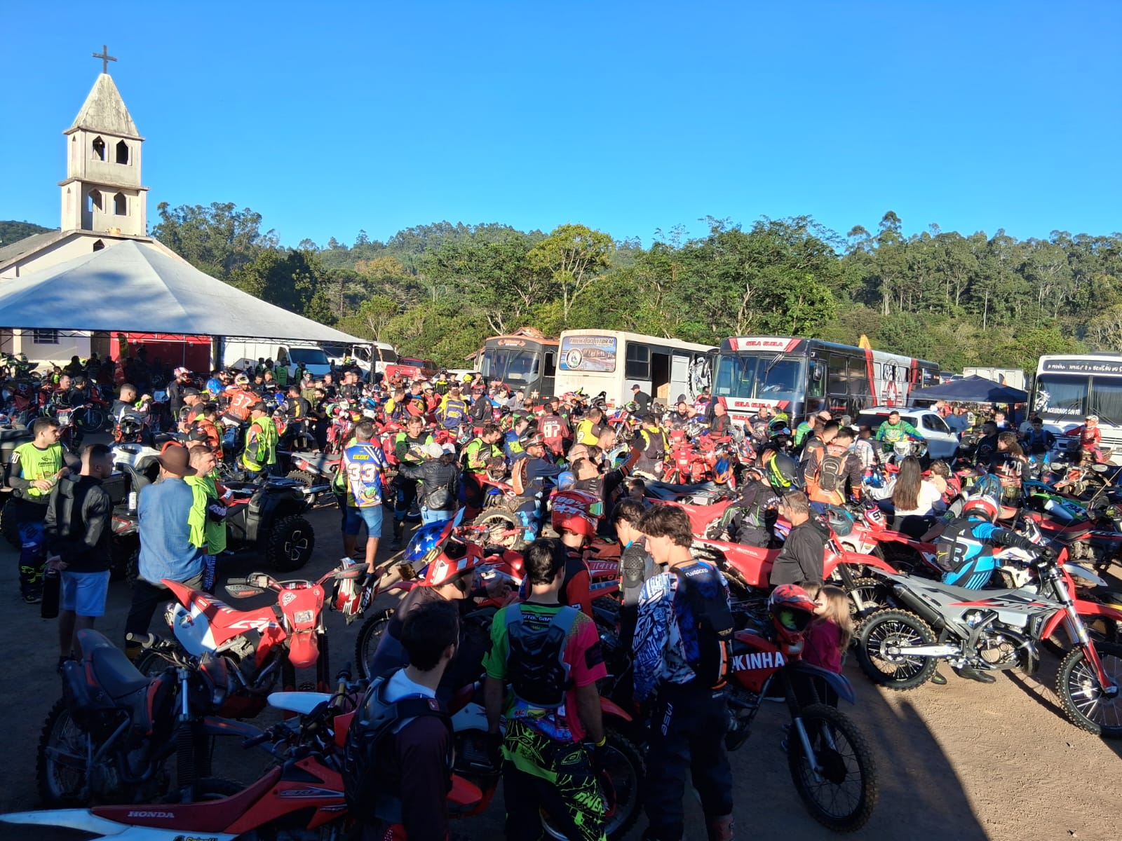 Cerca de 500 motociclistas participam do 15° Encontro dos Trilheiros dos Ventos em Osório