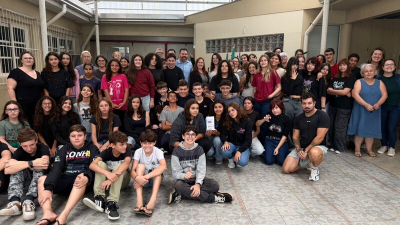 Troféu de 2º Lugar no Estado do Programa Geração Consciente é entregue na Escola Municipal Tuiuti de Osório