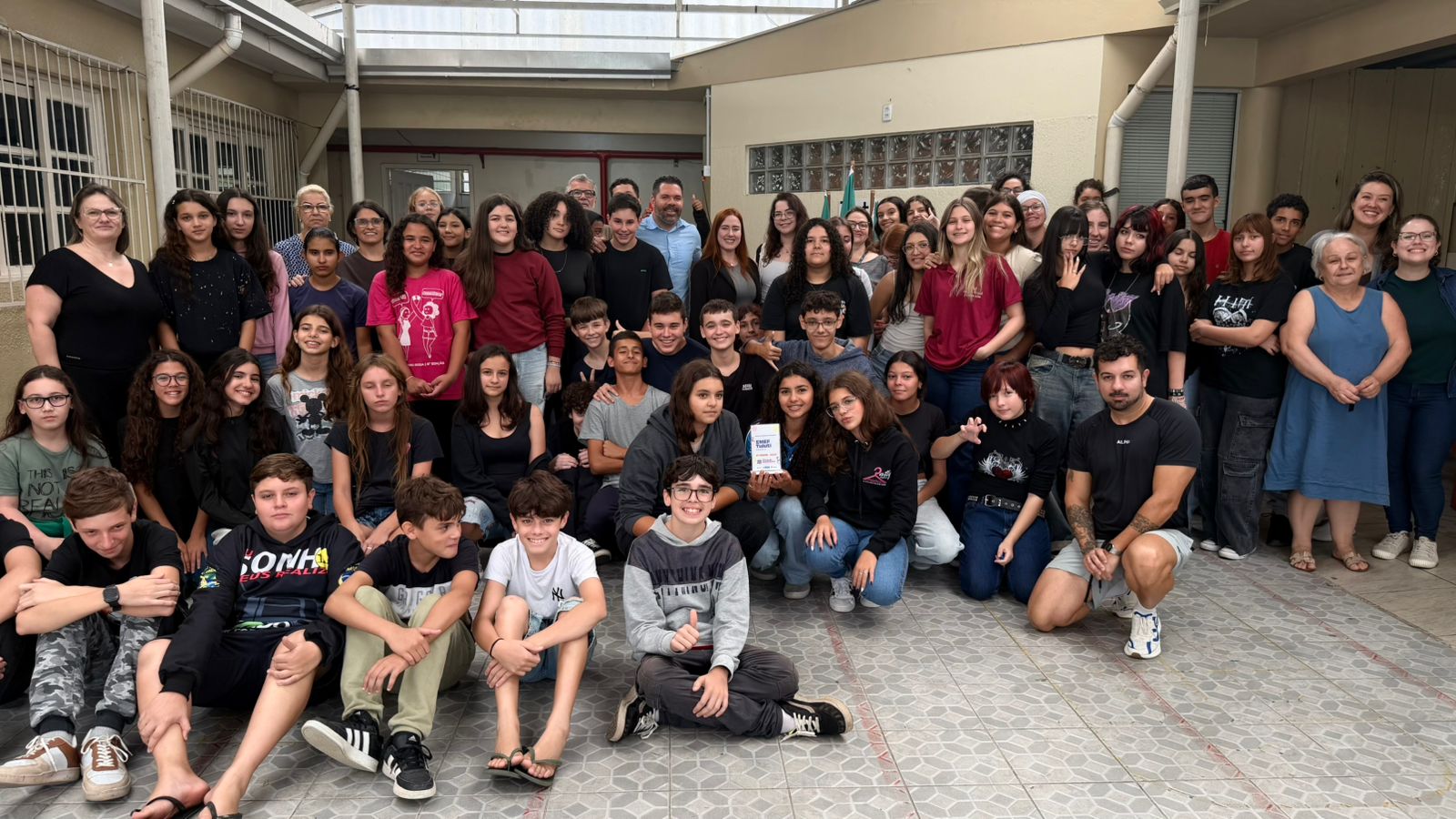 Troféu de 2º Lugar no Estado do Programa Geração Consciente é entregue na Escola Municipal Tuiuti de Osório