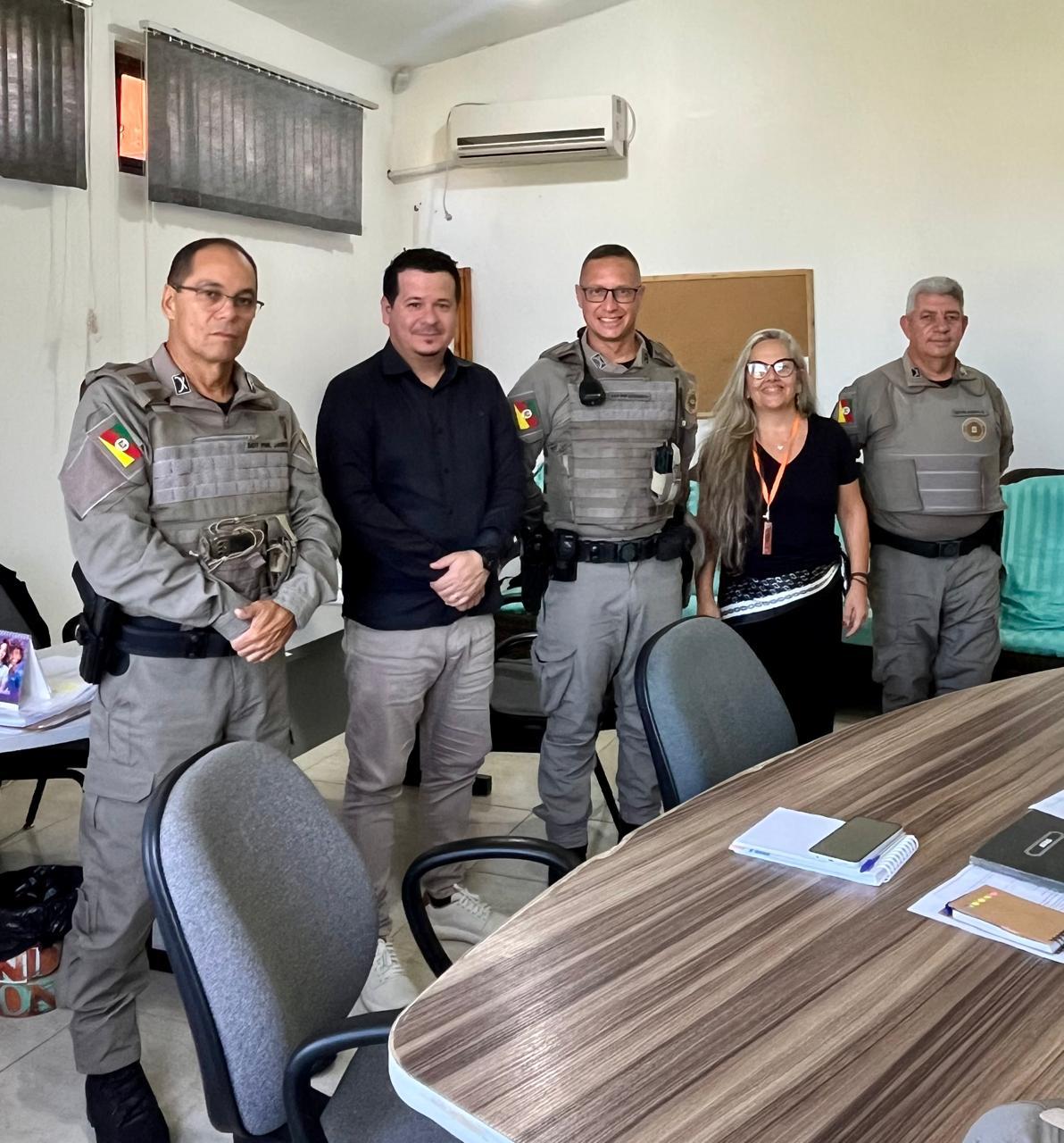 BRIGADA MILITAR E SECRETARIAS DE EDUCAÇÃO REÚNEM-SE PARA FORTALECER A SEGURANÇA ESCOLAR EM CIDREIRA E BALNEÁRIO PINHAL