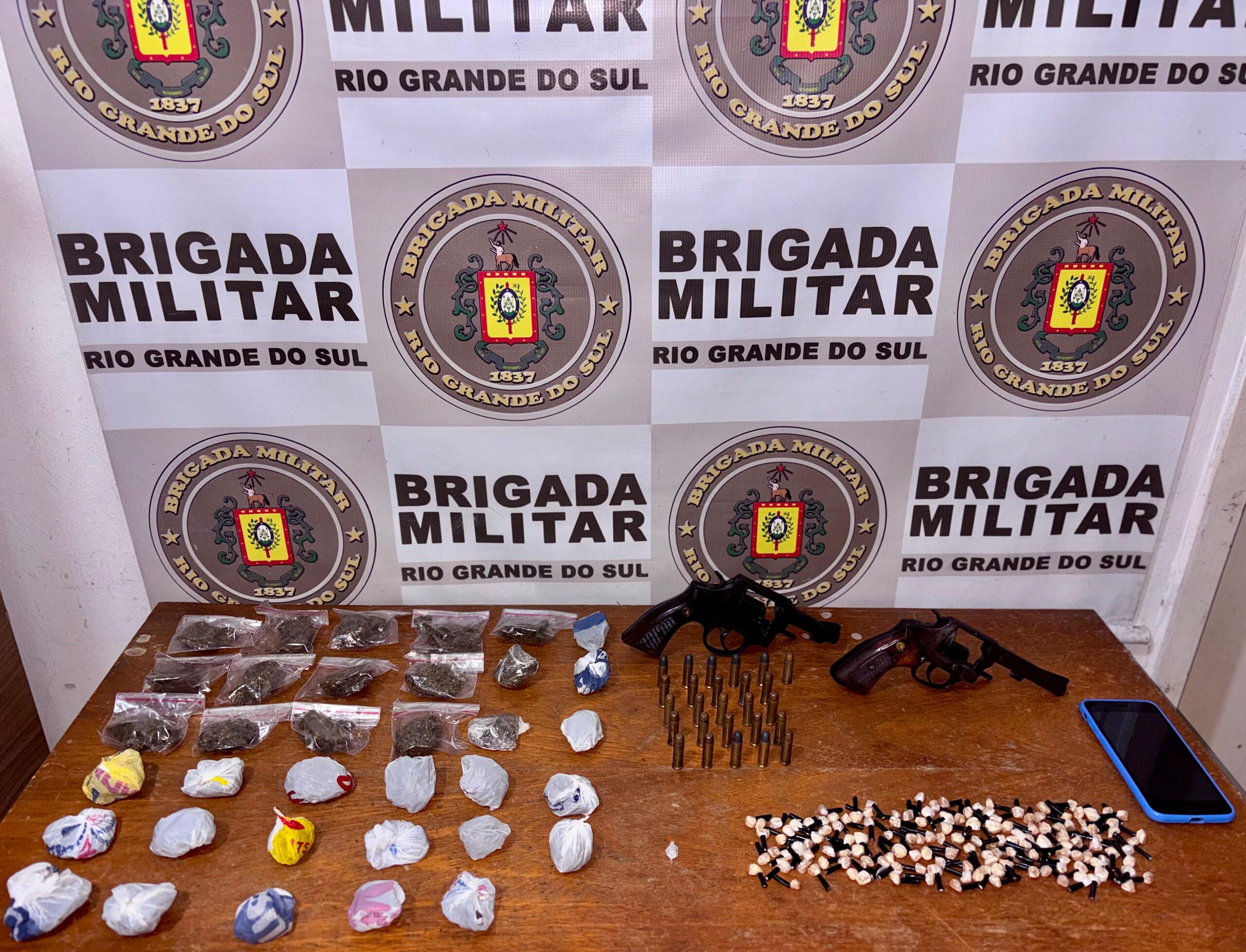 BM APREENDE ADOLESCENTE POR TRÁFICO E PORTE ILEGAL DE ARMA EM BALNEÁRIO PINHAL