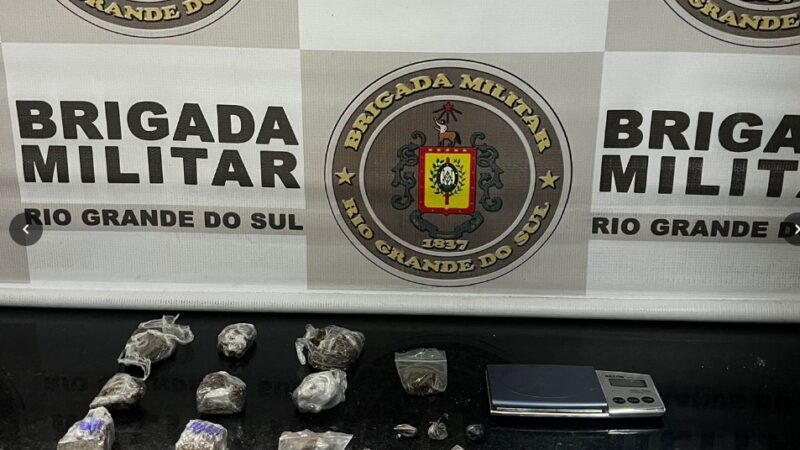 Brigada Militar de Tramandaí realiza prisão por tráfico de drogas e apreende munição