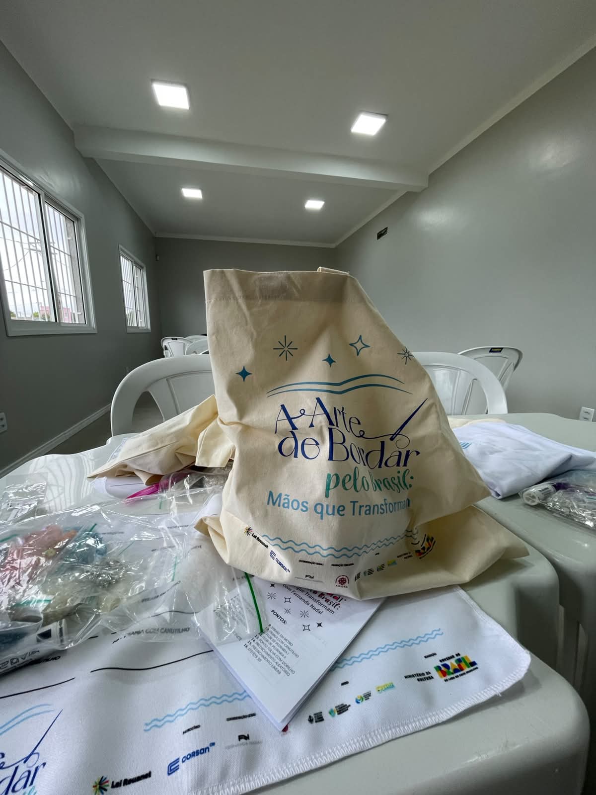 Projeto apoiado pela Corsan ensina bordado a mulheres como alternativa de renda em Capão da Canoa