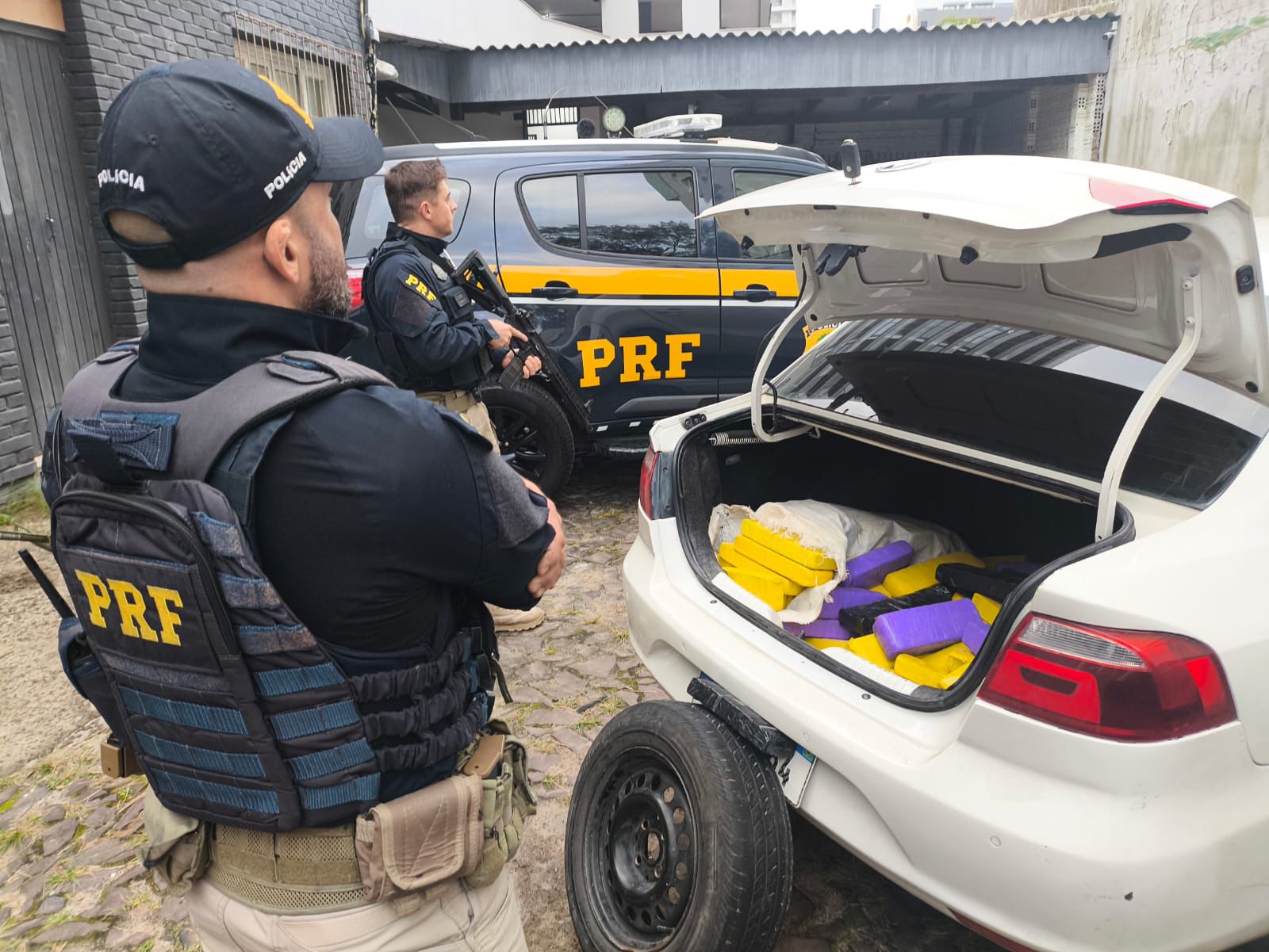 PRF prende traficante com 225 kg de maconha em Torres
