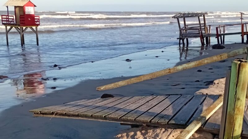 Forte ressaca do mar provoca estragos na orla de Atlântida Sul em Osório