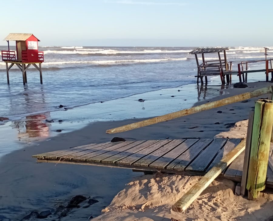 Forte ressaca do mar provoca estragos na orla de Atlântida Sul em Osório
