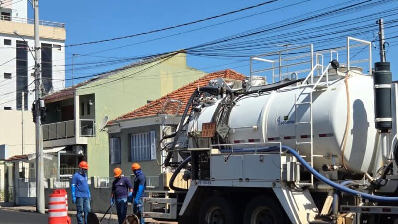 Corsan realiza limpeza preventiva em rede de esgoto no município de Capão da Canoa