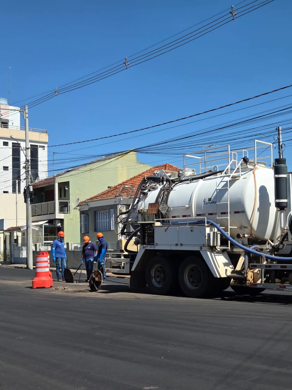 Corsan realiza limpeza preventiva em rede de esgoto no município de Capão da Canoa