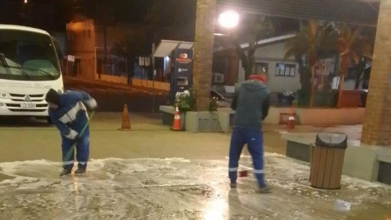 Equipe da secretaria de Obras realiza a limpeza do Largo dos Estudantes Sônia Chemale no centro de Osório