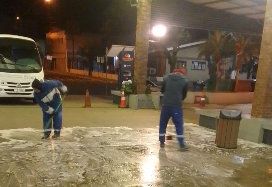 Equipe da secretaria de Obras realiza a limpeza do Largo dos Estudantes Sônia Chemale no centro de Osório