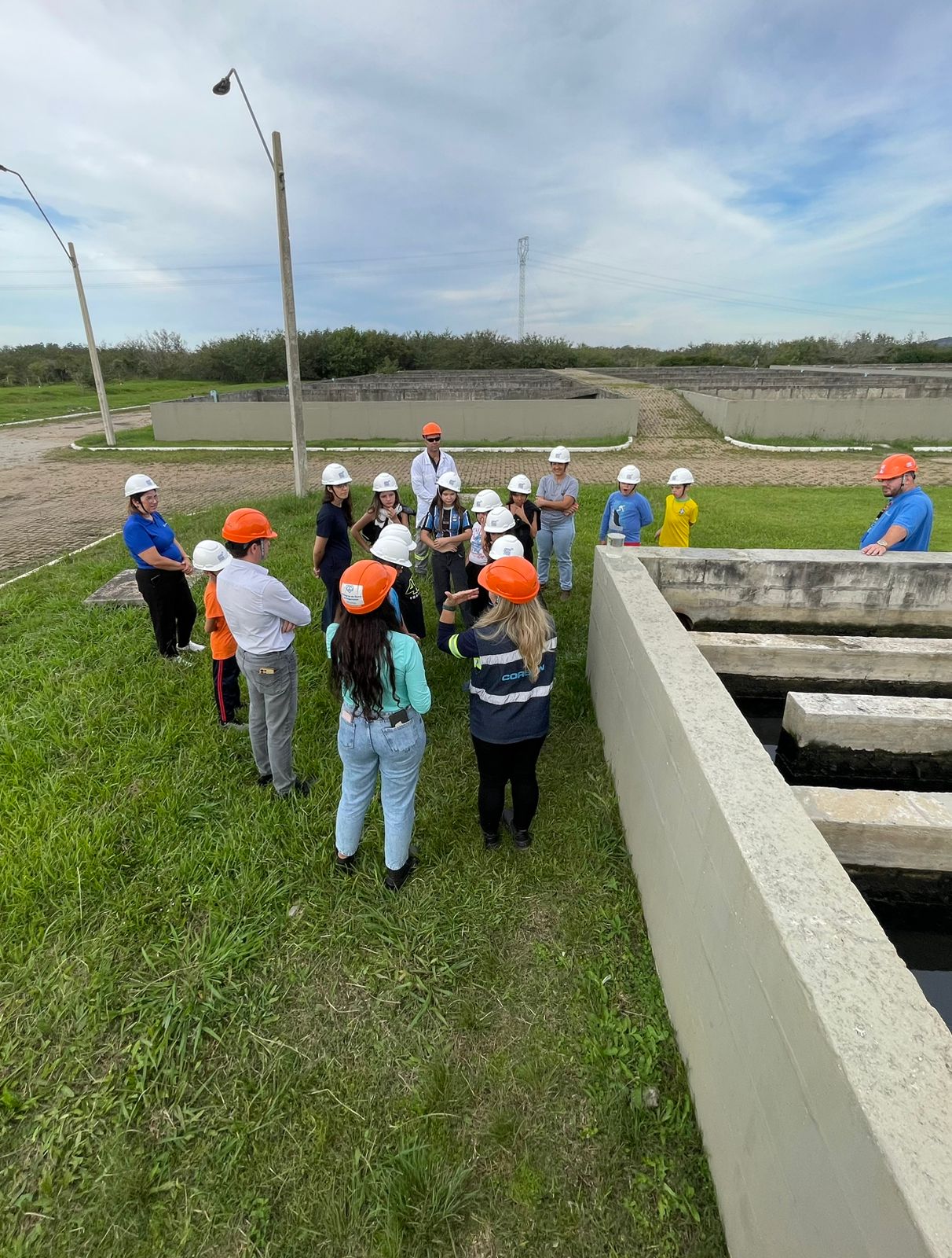 Programa Portas Abertas recebe estudantes na estação de tratamento de esgoto da Corsan em Santo Antônio da Patrulha