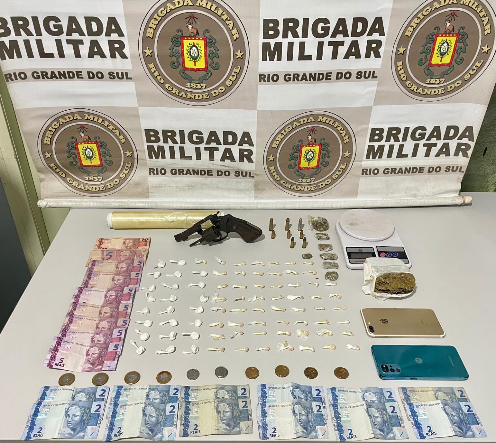BM PRENDE QUATRO INDIVÍDUOS POR TRÁFICO DE ENTORPECENTES, ASSOCIAÇÃO PARA O TRÁFICO E PORTE ILEGAL DE ARMA EM OSÓRIO