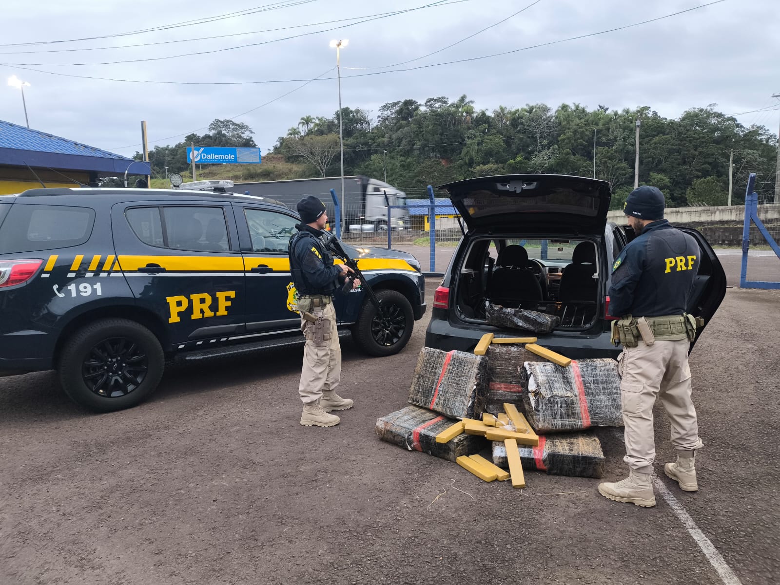 PRF apreende quase 150 kg de maconha em veículo na BR-101 em Torres
