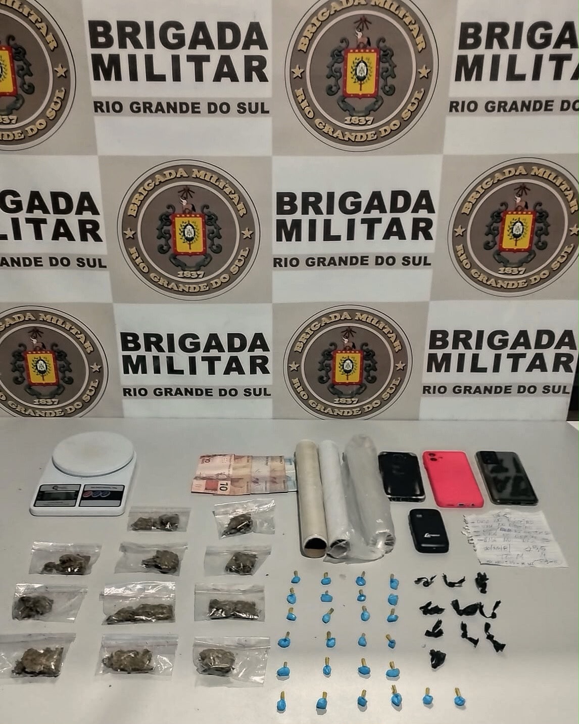 DOIS HOMENS SÃO PRESOS POR TRÁFICO EM BALNEÁRIO PINHAL
