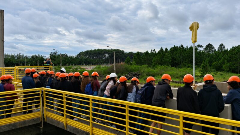 Corsan recebe estudantes da Escola Major de Xangri-Lá para visita em estação de tratamento de Capão da Canoa