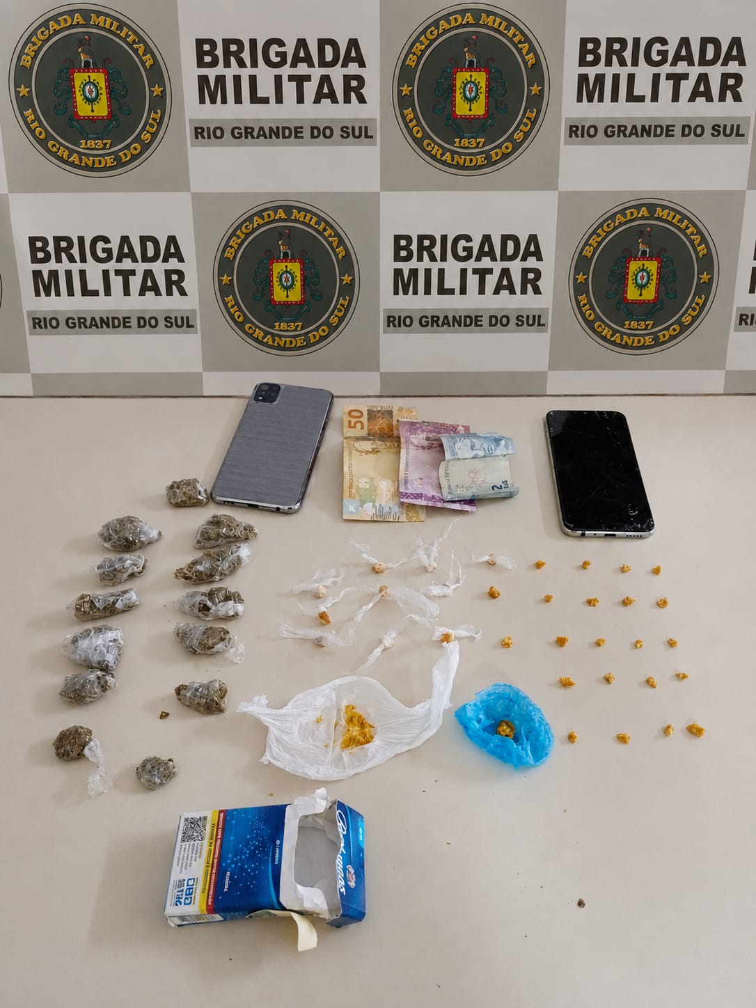 Operação Elo Quebrado prende foragida e homem por tráfico de drogas