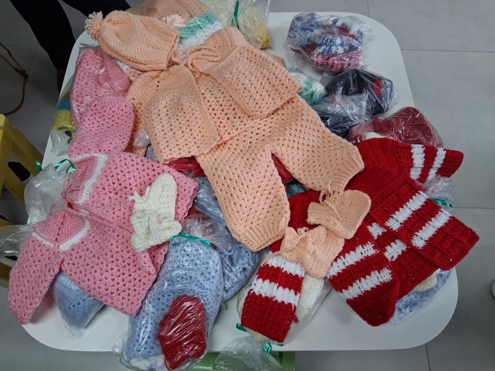 Grupo Tecendo Alegria do distrito de Santa Luzia realiza a doação de roupas de lã para bebês ao hospital de Osório