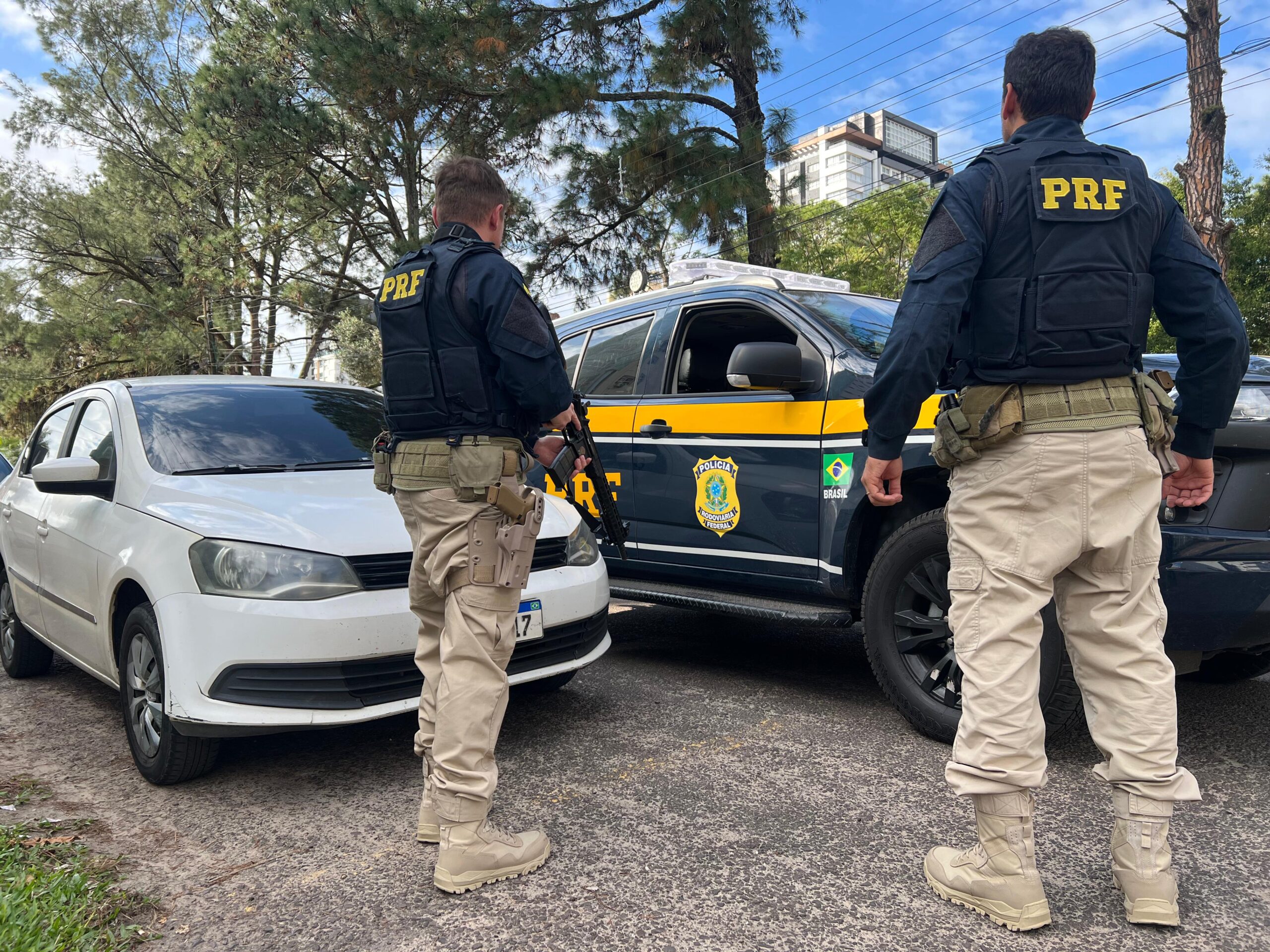 PRF prende integrantes de facção criminosa horas após cometerem homicídio em Santa Catarina