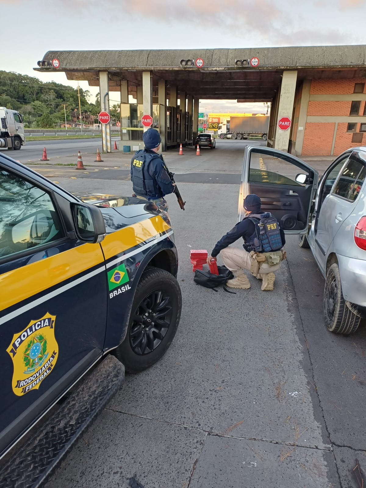 PRF prende casal com mais de 8 kg de cocaína na BR-101 em Torres
