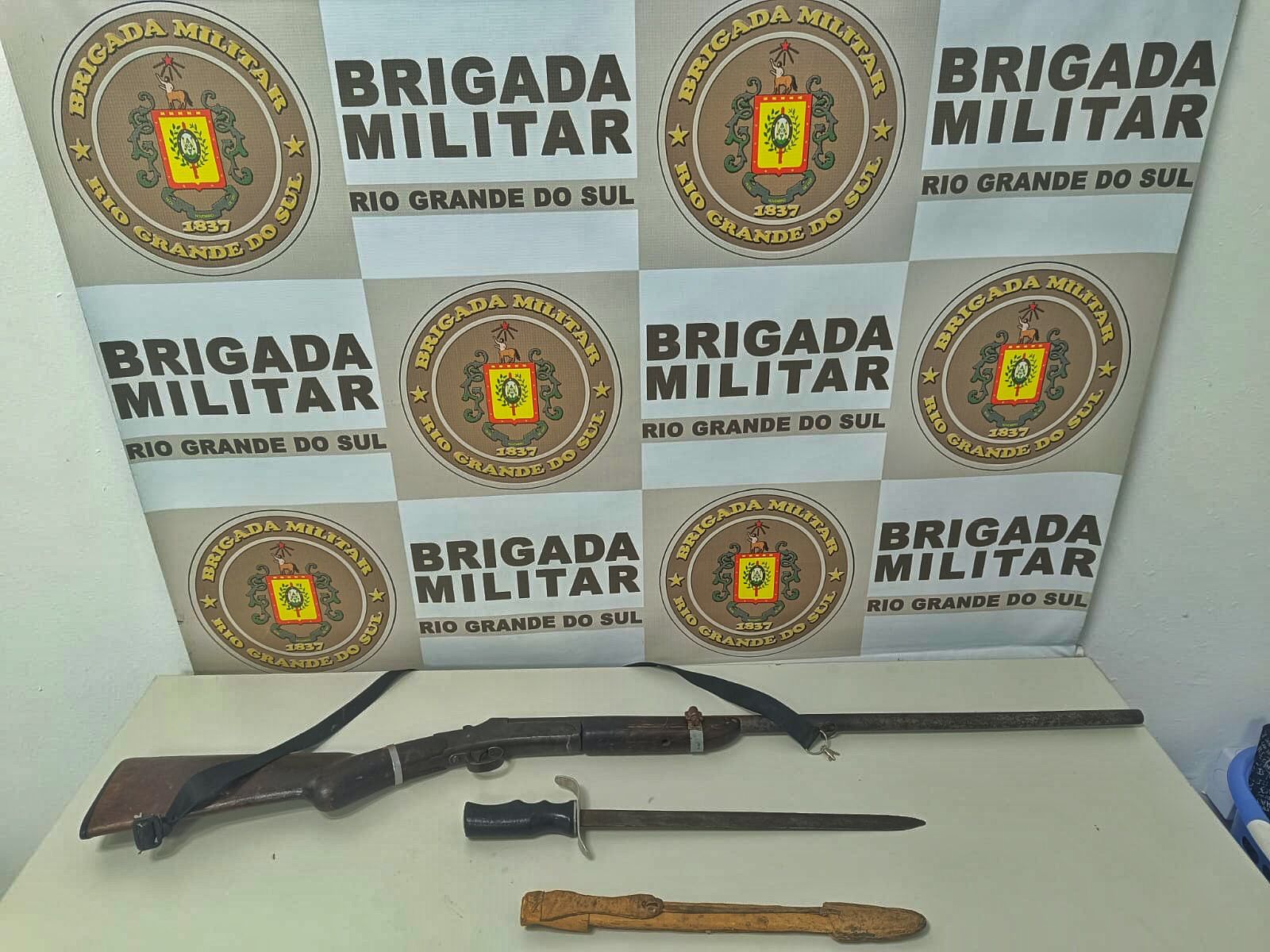 BM PRENDE HOMEM POR PORTE ILEGAL DE ARMA DE FOGO EM SANTO ANTÔNIO DA PATRULHA