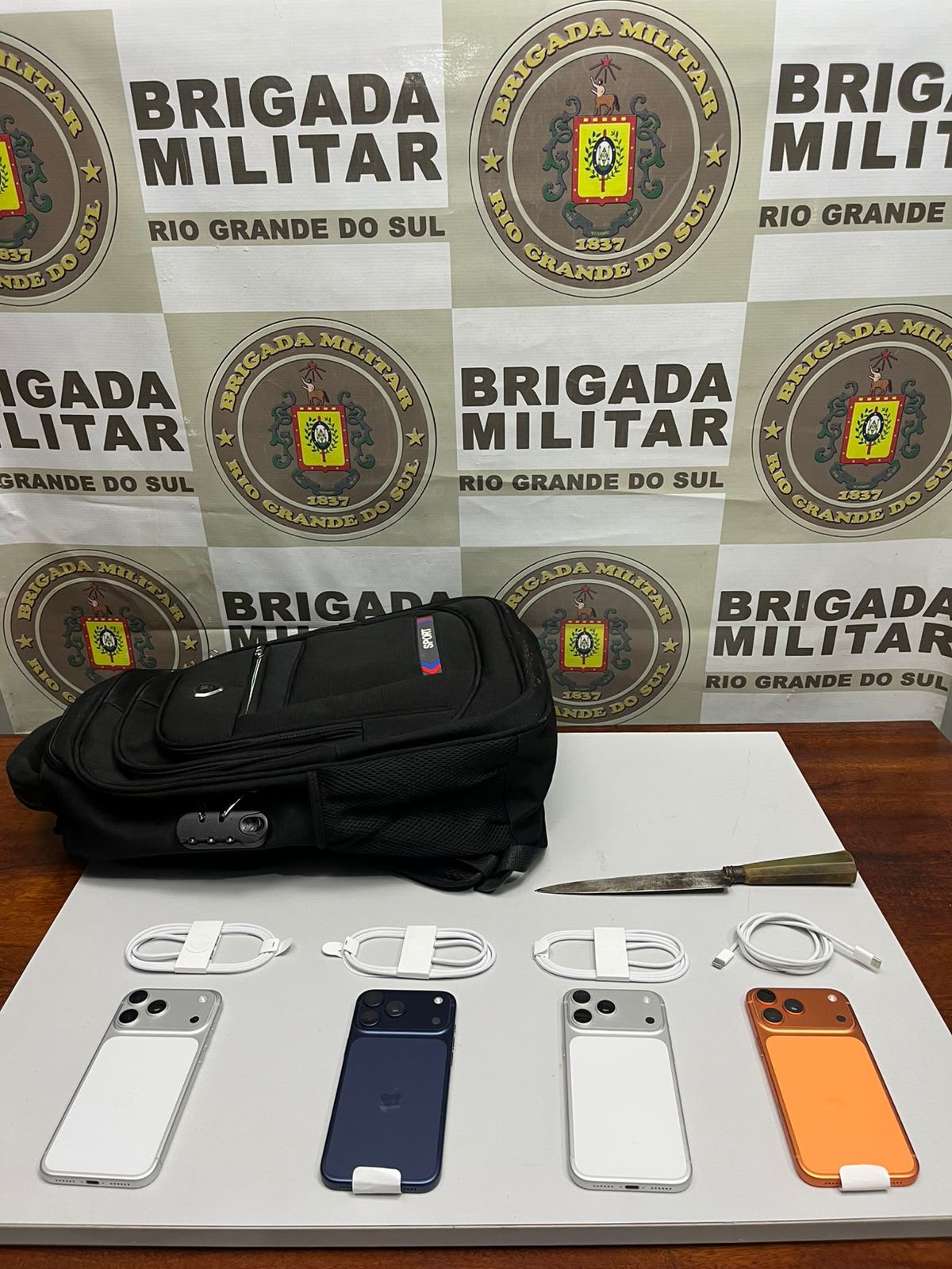 Brigada Militar prende dois homens por roubo e recupera quatro iPhones em Torres