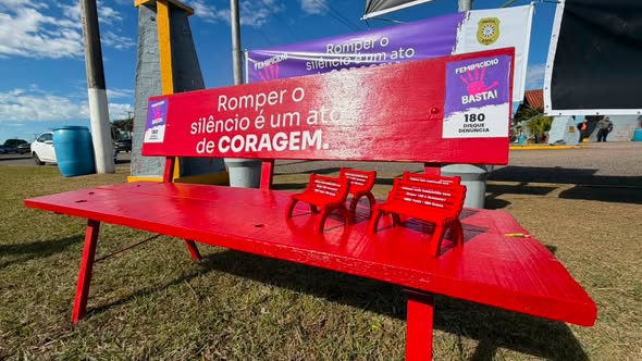ALUNOS DA EMEF TUIUTI PRODUZEM MINIATURAS DO BANCO VERMELHO PARA CAMPANHA CONTRA O FEMINICÍDIO EM OSÓRIO
