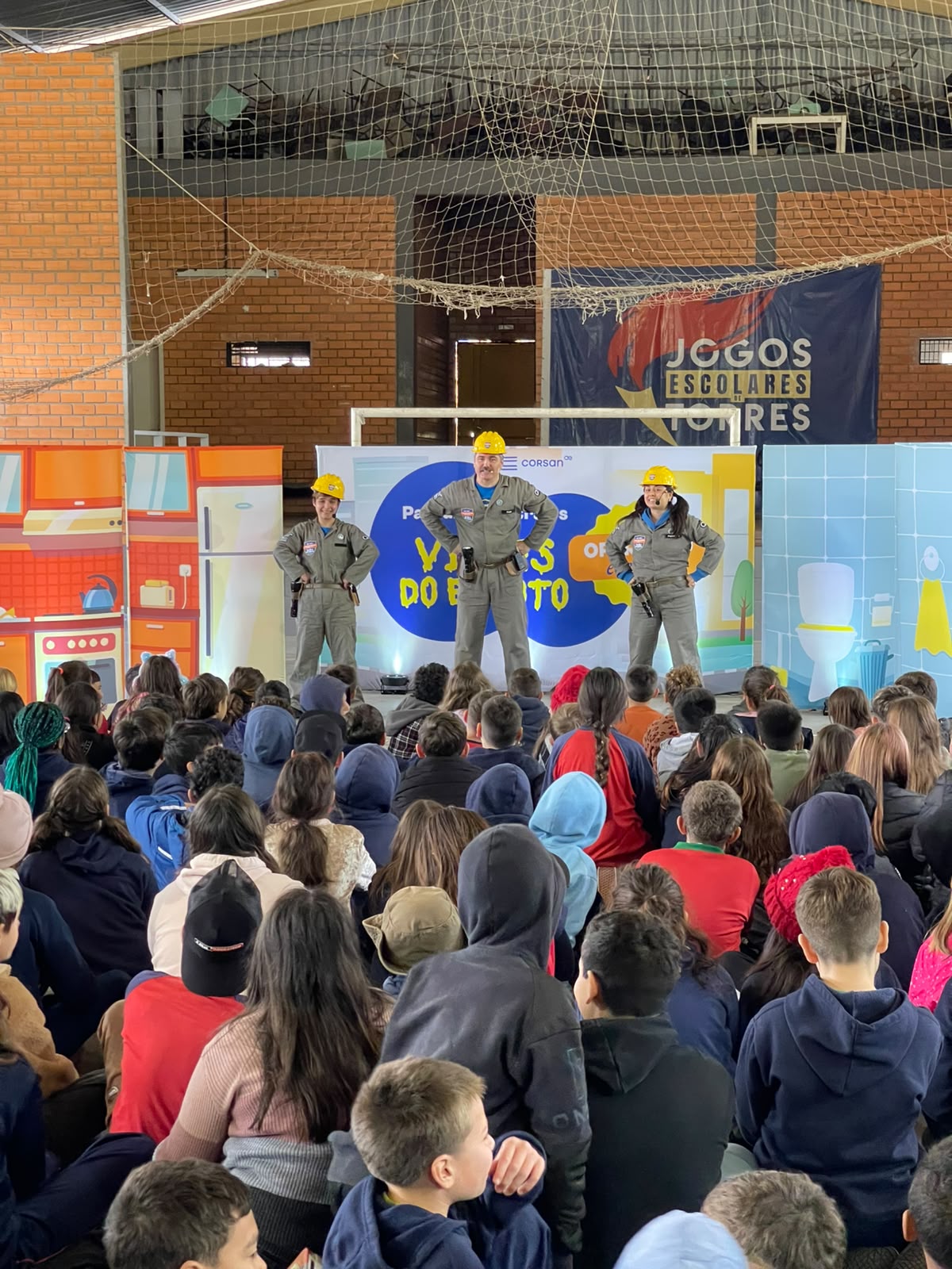 Patrulha Contra os Vilões do Esgoto mobiliza 400 estudantes com ações de educação ambiental em Torres