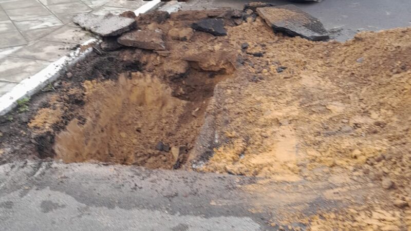Equipe da secretaria municipal de Obras e Saneamento realiza manutenção do sistema pluvial e cloacal em Osório