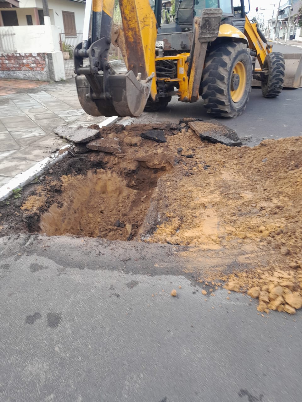 Equipe da secretaria municipal de Obras e Saneamento realiza manutenção do sistema pluvial e cloacal em Osório