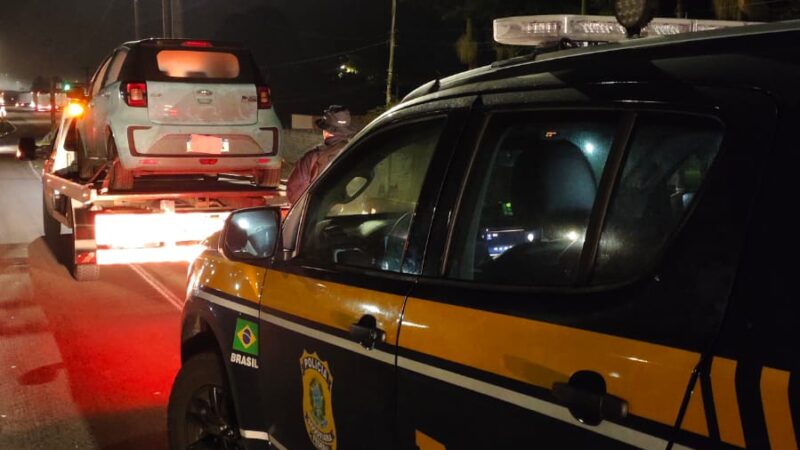 PRF recupera na BR-101 carro roubado em assalto em Porto Alegre