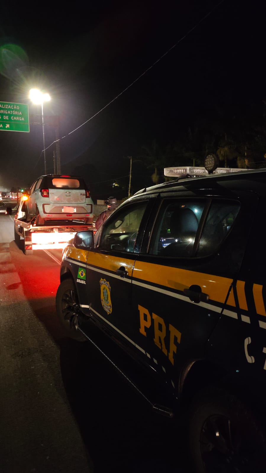 PRF recupera na BR-101 carro roubado em assalto em Porto Alegre