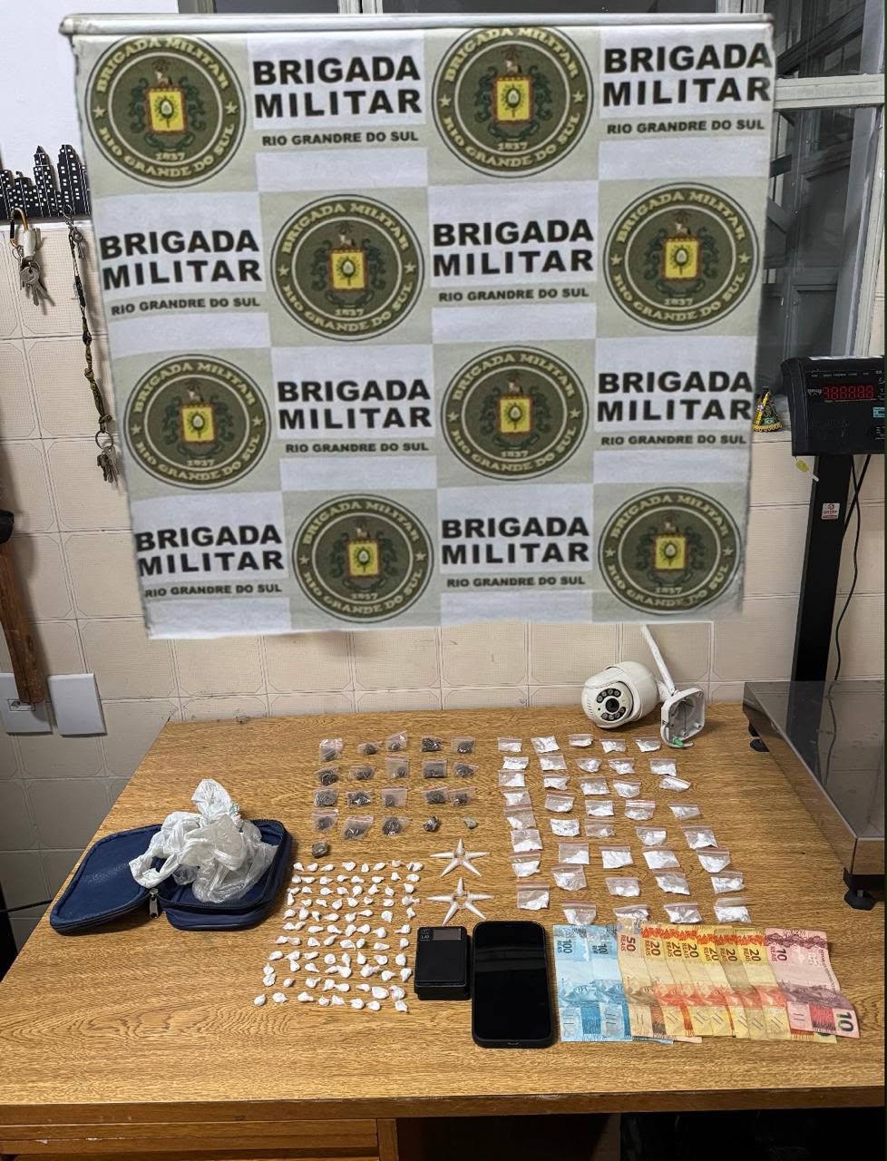 Homem é preso com drogas e materiais do tráfico durante ação da Brigada Militar em Osório