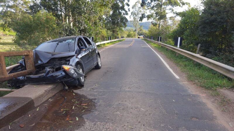 Motorista abandona veículo após saída de pista e colisão em Três Cachoeiras