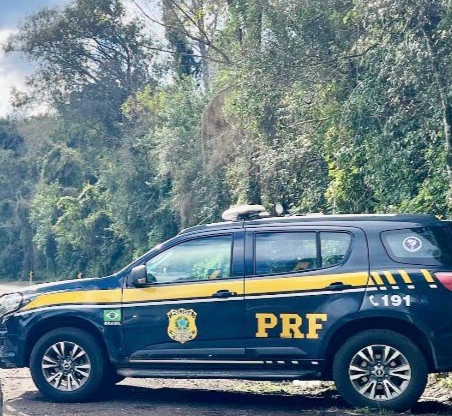 PRF apreende mais de R$ 641 mil sem comprovação de origem na BR-101 em Três Cachoeiras