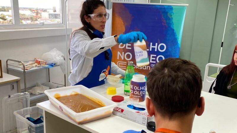 Projeto De Olho no Óleo, da Corsan, ensina alunos do Sesc de Tramandaí sobre reciclagem de óleo de cozinha usado