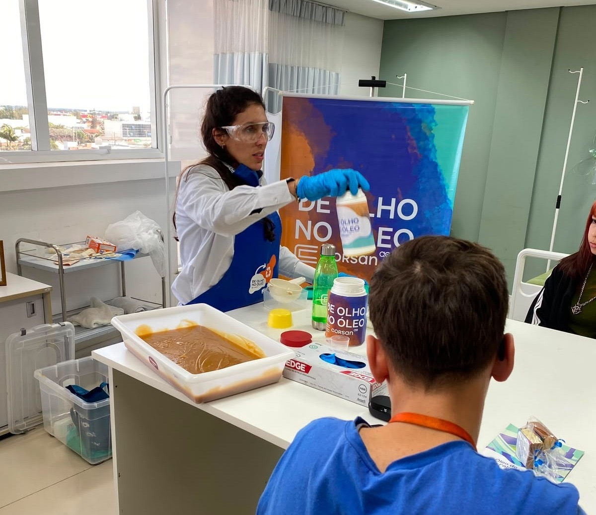 Projeto De Olho no Óleo, da Corsan, ensina alunos do Sesc de Tramandaí sobre reciclagem de óleo de cozinha usado