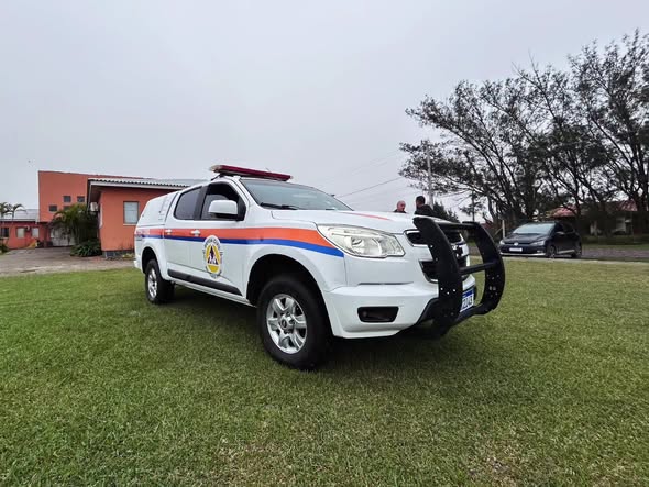 Defesa Civil de Balneário Pinhal recebe viatura 4×4 para atendimento de emergências