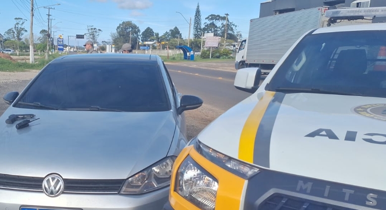 Fuga em alta velocidade termina com apreensão de simulacro de arma e rádio comunicador em Torres