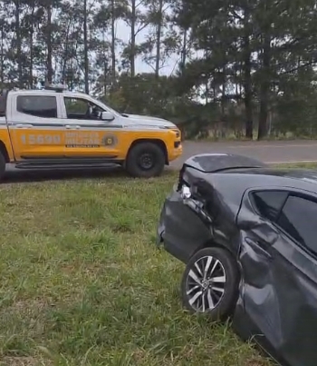 Colisão entre dois carros deixa danos materiais na ERS-389, em Arroio do Sal