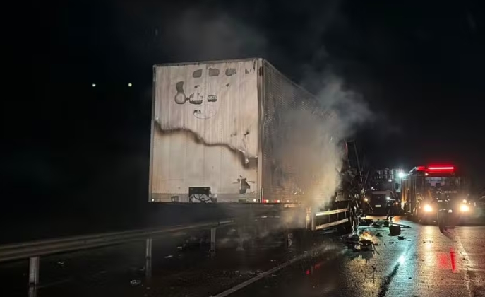 Caminhão com carga de eletrônicos pega fogo e bloqueia trecho da Freeway em Gravataí