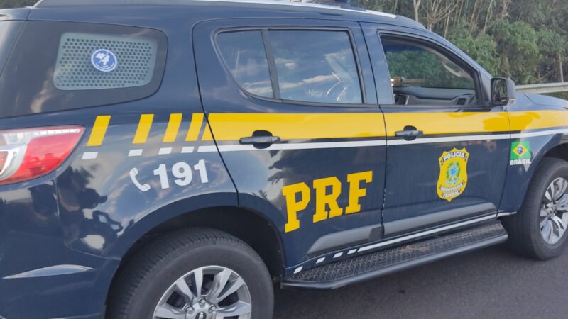 Colisão entre caminhões com carga provoca bloqueio parcial na BR-101 em Osório