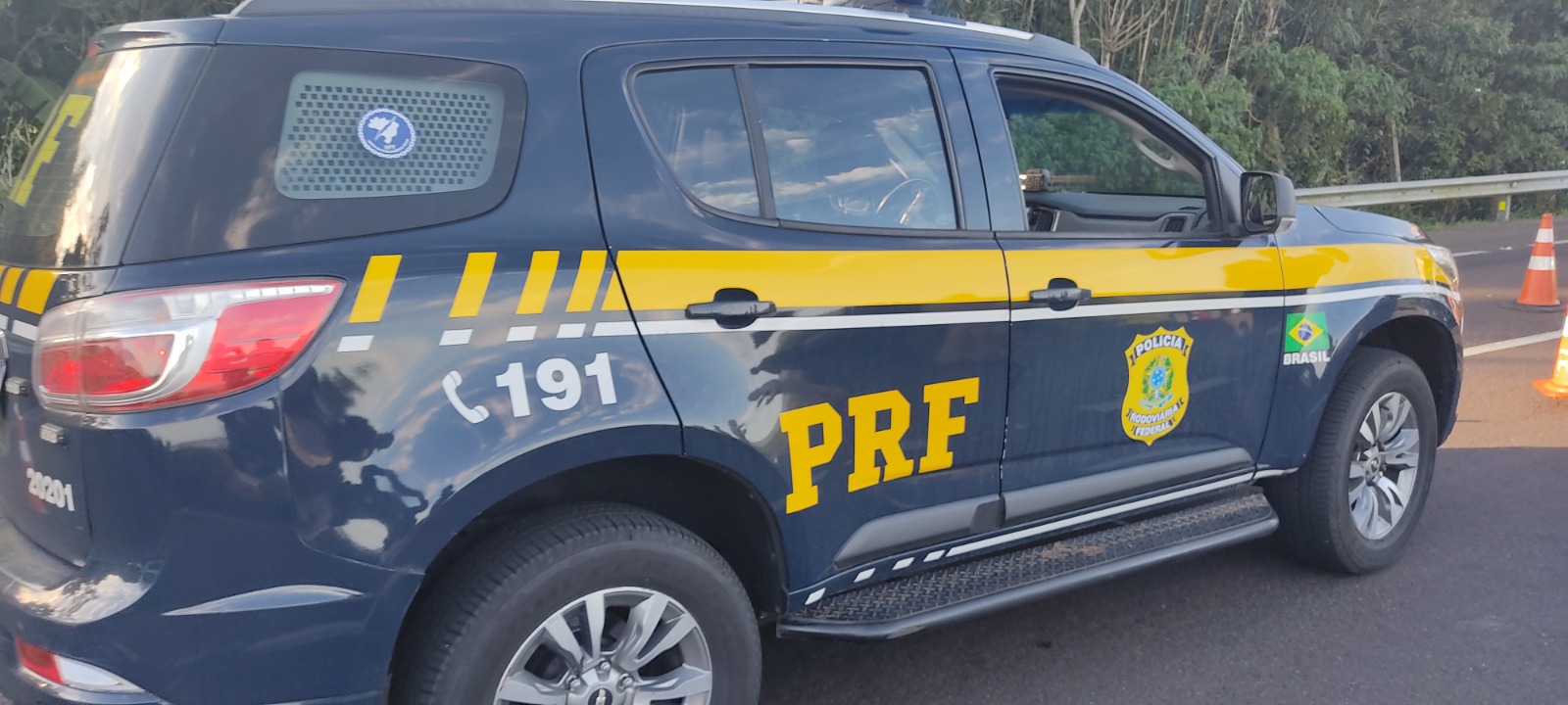 Colisão entre caminhões com carga provoca bloqueio parcial na BR-101 em Osório