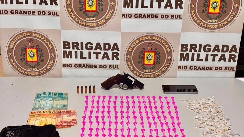 Jovem é preso com mais de 200 porções de drogas e arma de fogo em Cidreira