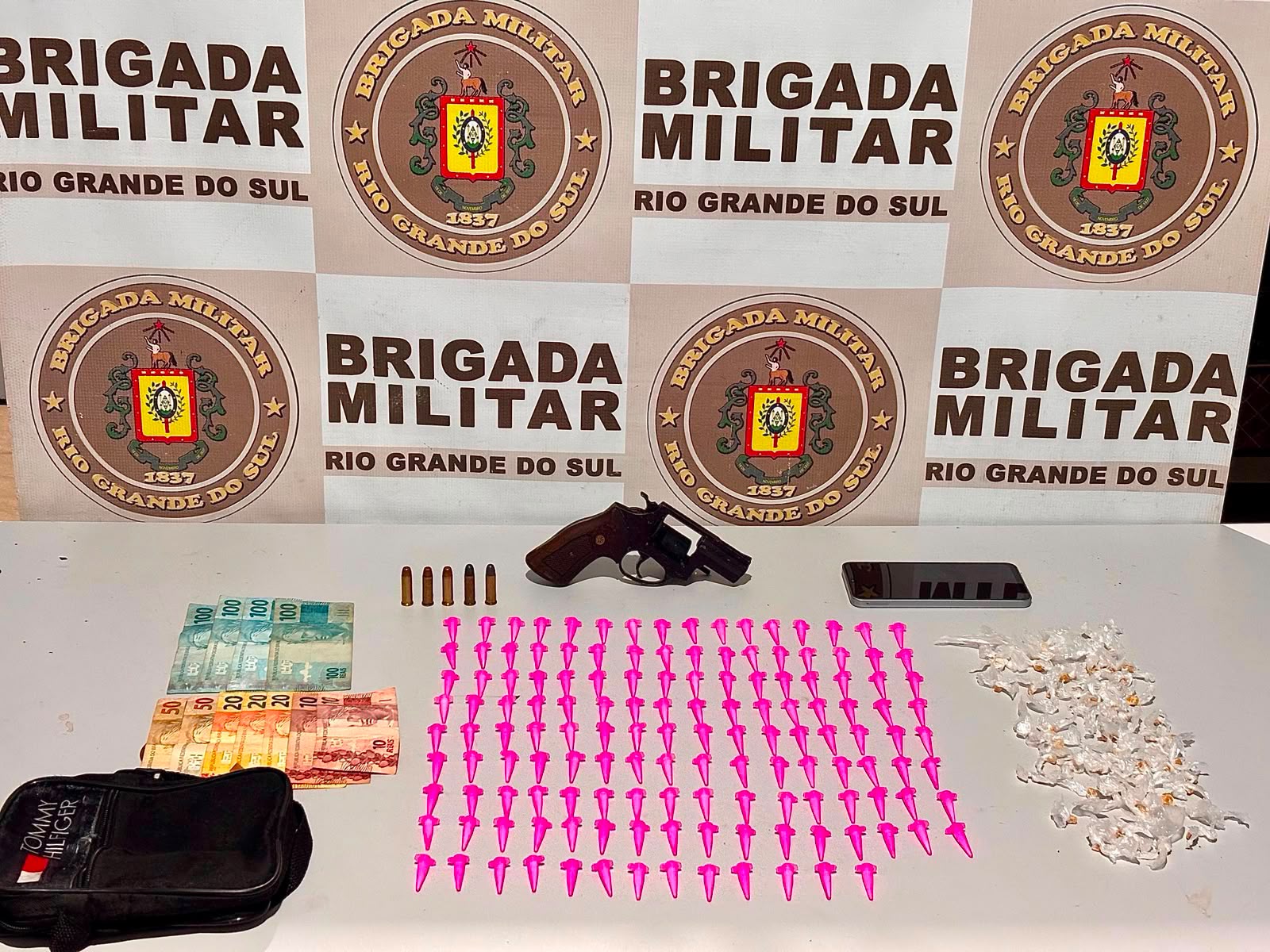 Jovem é preso com mais de 200 porções de drogas e arma de fogo em Cidreira