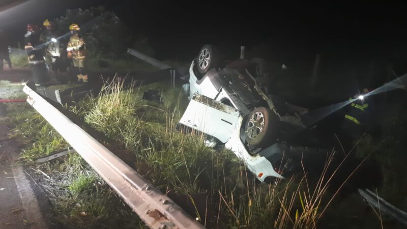 Carro capota após colisão contra guard-rail na ERS-389, em Arroio do Sal